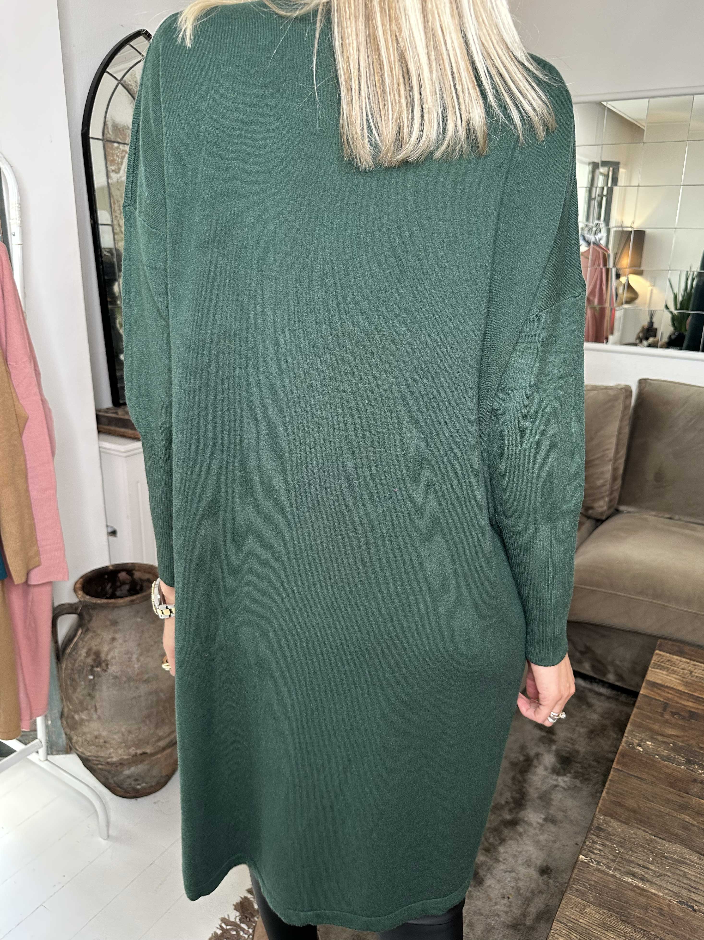 Amilie - Blød strikkjole med blomstermotiver